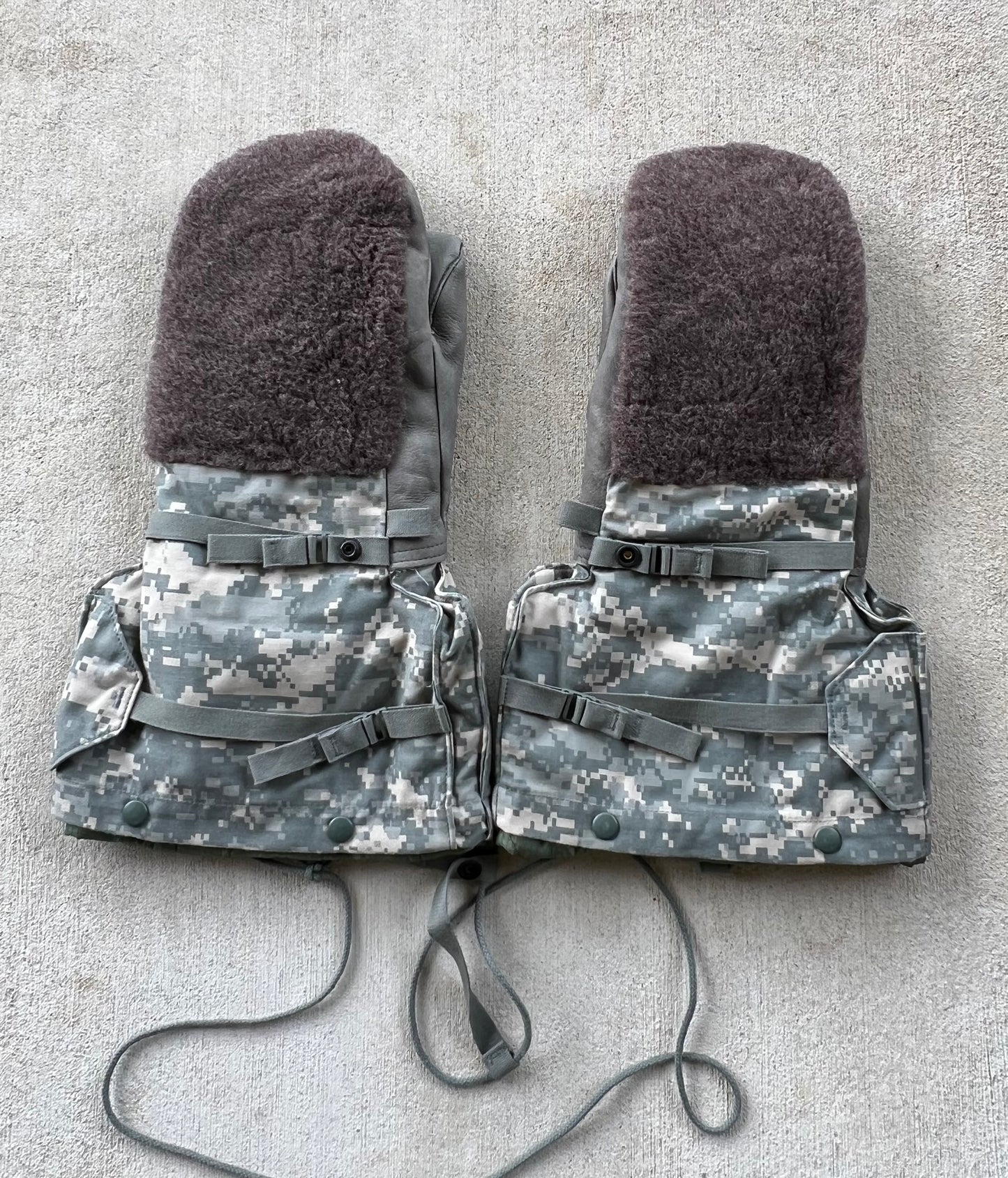 USGI Army ACU Camo Extreme Cold Gloves Arctic Winter Mittens Liner Medium New