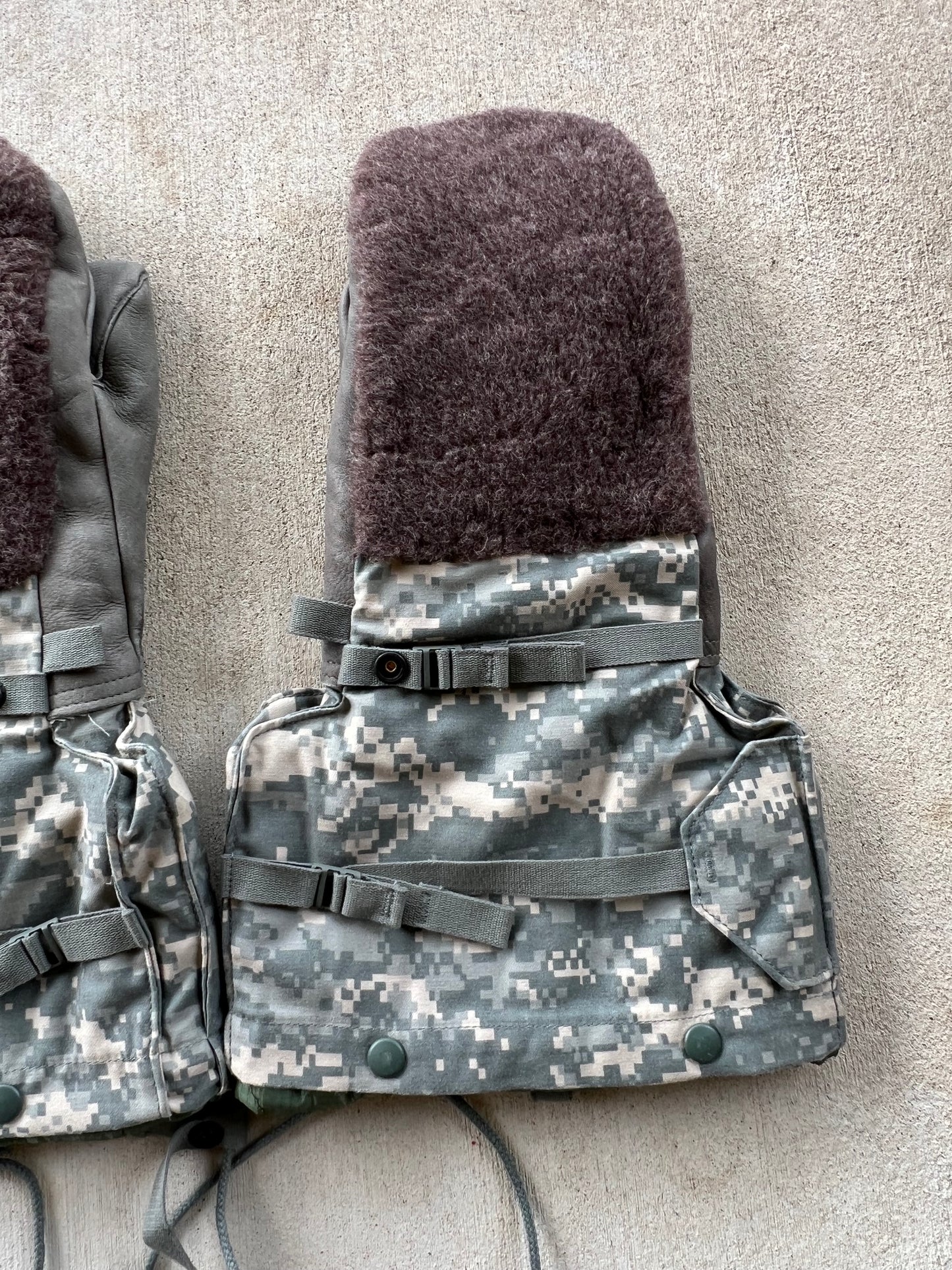 USGI Army ACU Camo Extreme Cold Gloves Arctic Winter Mittens Liner Medium New