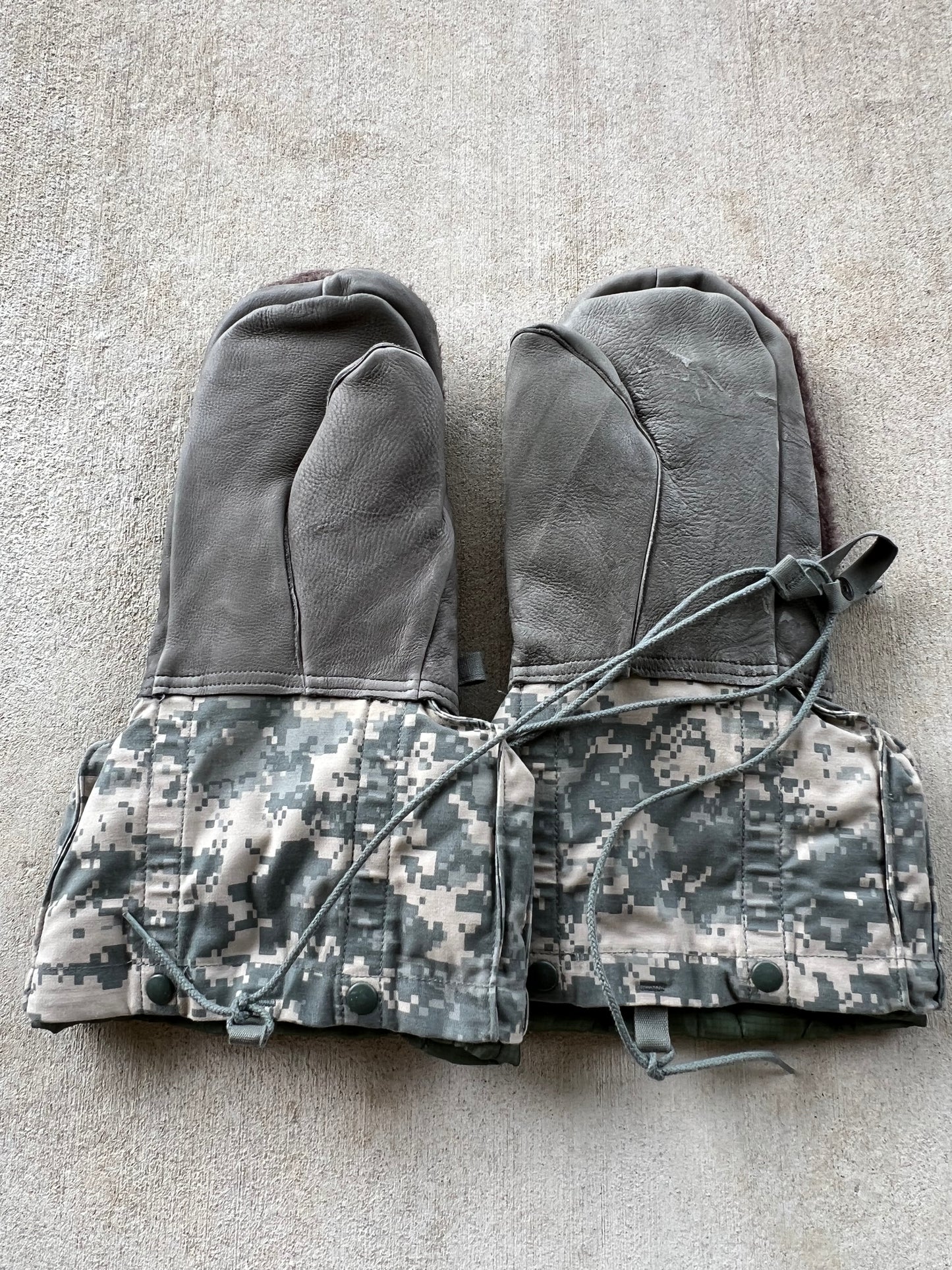 USGI Army ACU Camo Extreme Cold Gloves Arctic Winter Mittens Liner Medium New