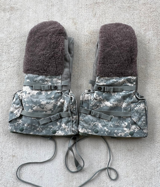 USGI Army ACU Camo Extreme Cold Gloves Arctic Winter Mittens Liner Medium New