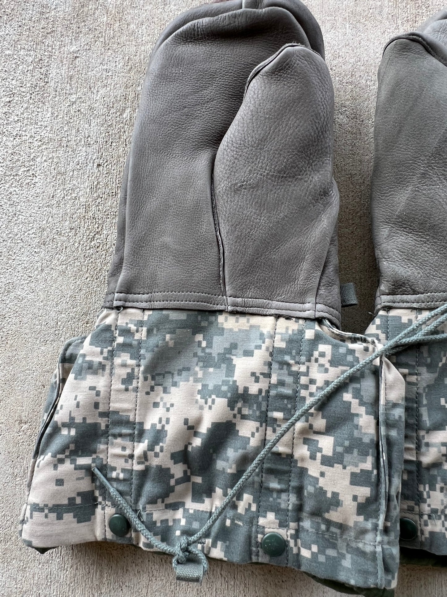 USGI Army ACU Camo Extreme Cold Gloves Arctic Winter Mittens Liner Medium New