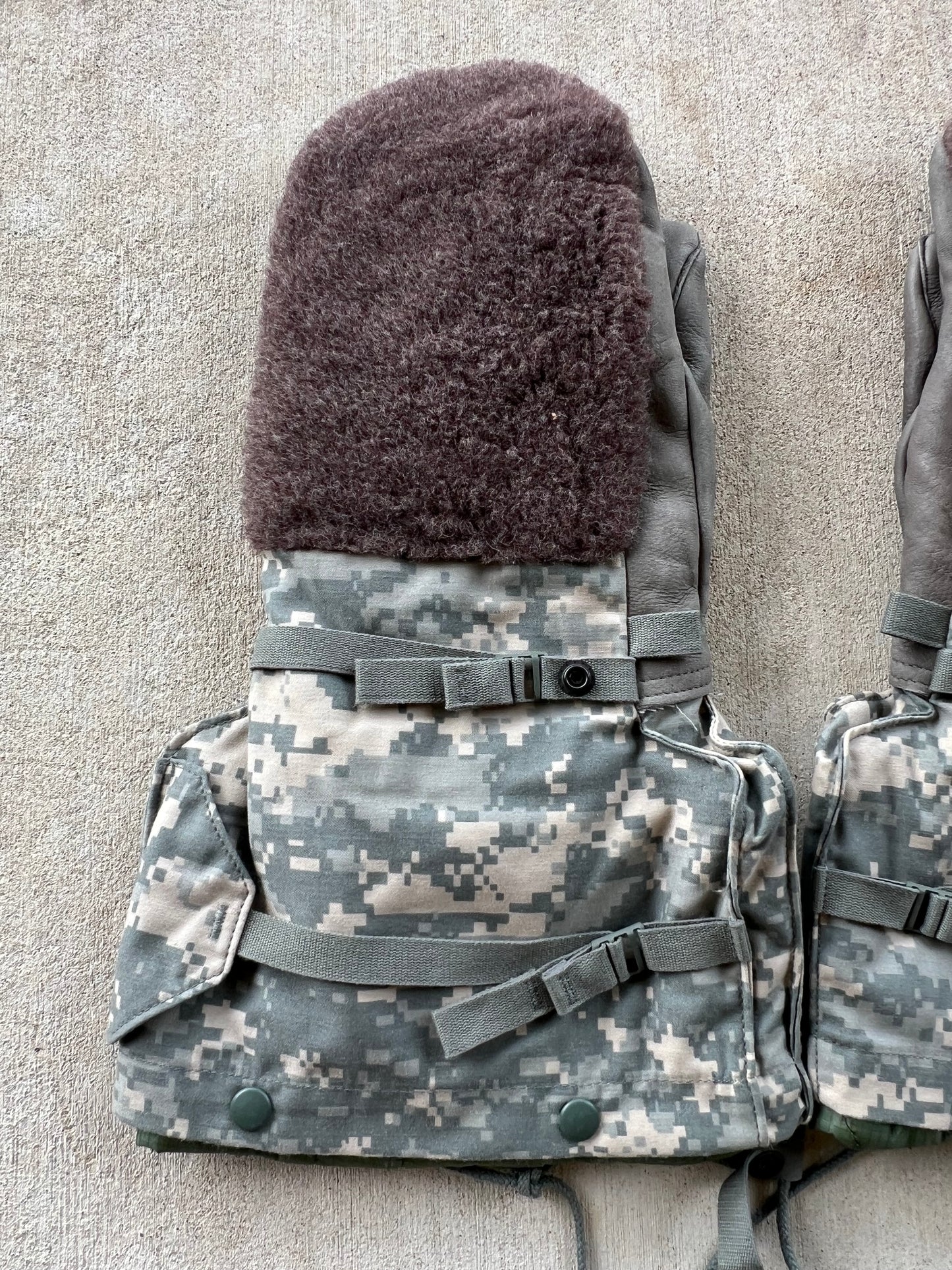 USGI Army ACU Camo Extreme Cold Gloves Arctic Winter Mittens Liner Medium New
